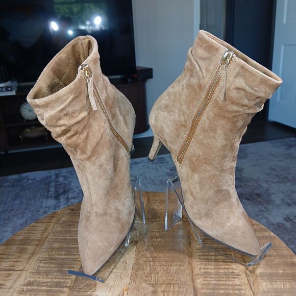 Bella Vita Tan/Beige Suede Sz 6. 5 Bootie Tapered Heel Ankle Boots Gold Zipper - Picture 3 of 15